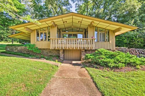 Tranquil Mid-Century Modern Cottage with Forest View - Hardy