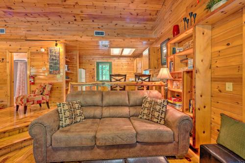 Centrally Located Broken Bow Cabin with Hot Tub - main image