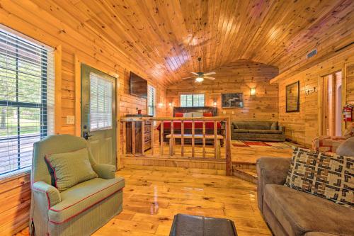 Ideally Located Broken Bow Cabin - Private Hot Tub in Broken Bow, USA