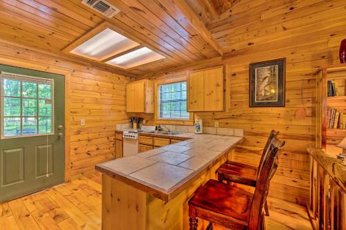 Ideally Located Broken Bow Cabin - Private Hot Tub in Broken Bow, USA