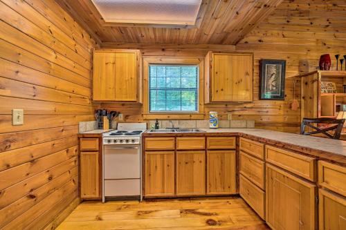 Ideally Located Broken Bow Cabin - Private Hot Tub in Broken Bow, USA