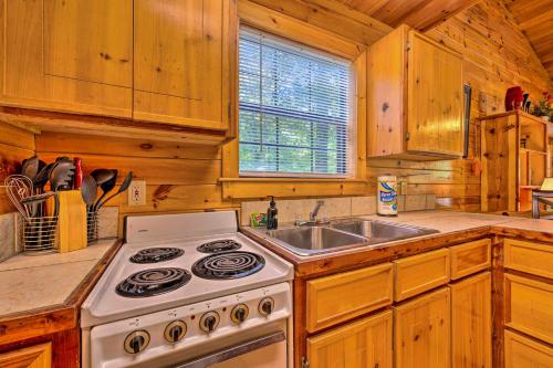 Ideally Located Broken Bow Cabin - Private Hot Tub in Broken Bow, USA