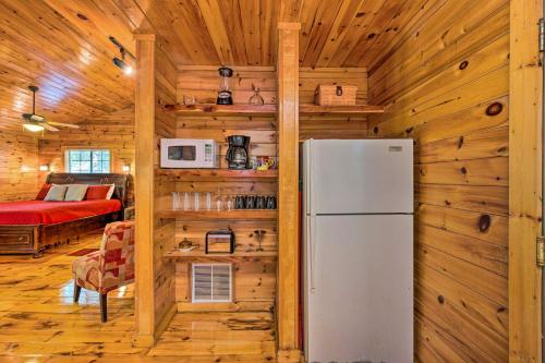 Centrally Located Broken Bow Cabin with Hot Tub - image 6