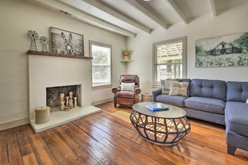 Peaceful Schulenburg Farmhouse with Fire Pit and Games in 哥倫布
