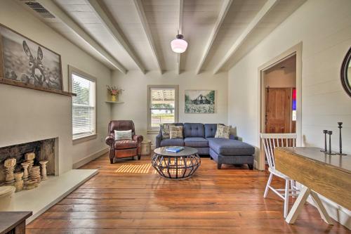 Peaceful Schulenburg Farmhouse with Fire Pit and Games in 哥倫布