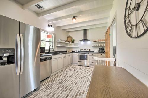 Peaceful Schulenburg Farmhouse with Fire Pit and Games in 哥倫布