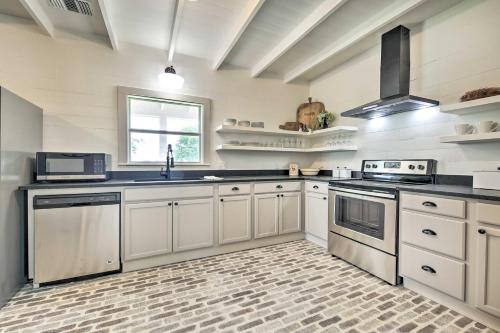 Peaceful Schulenburg Farmhouse with Fire Pit and Games in 哥倫布