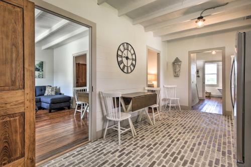 Peaceful Schulenburg Farmhouse with Fire Pit and Games in 哥倫布