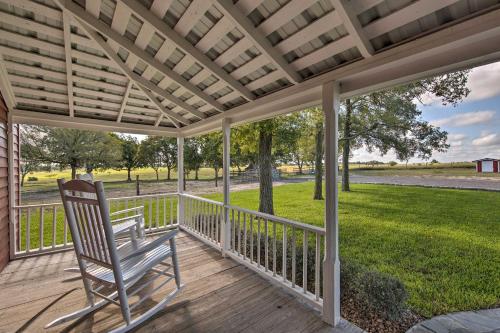 Peaceful Schulenburg Farmhouse with Fire Pit and Games in 哥倫布