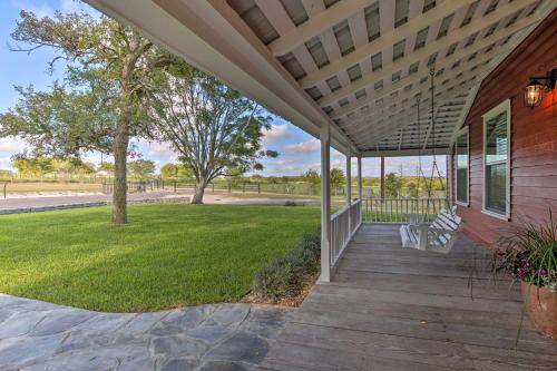 Peaceful Schulenburg Farmhouse with Fire Pit and Games in 哥倫布