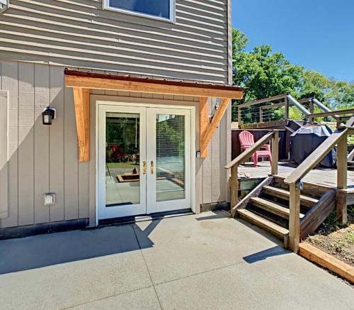 The Maples Apt - King Bed, Pet Friendly, Beautiful Views in Ellicottville, USA