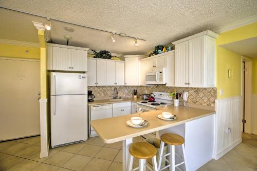 Romantic Lovers Key Condo with Pool Access and Balcony