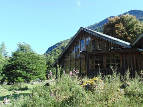 Casa Rústica Grande a orillas del Río Cisnes, Caminatas Pesca Tinaja Desayuno Cafetería