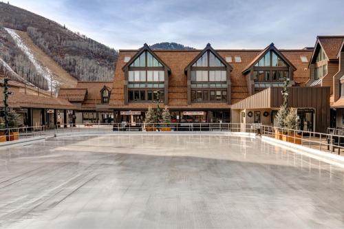 Ski-In Ski-Out Retreat With Indoor Outdoor Pool Condo - image 5