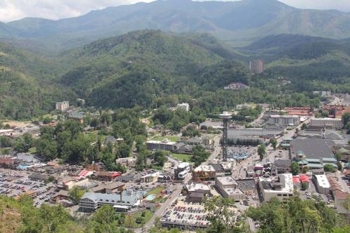Downtown Gatlinburg Gem 102 - Walk to the Shops & Trails Downtown Gatlinburg Gem 102 - Walk to the Shops & Trails