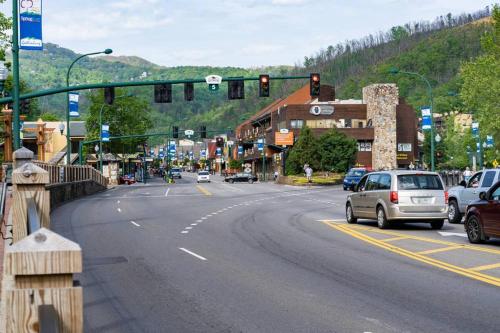 Downtown Gatlinburg Gem 102 - Walk to the Shops & Trails Downtown Gatlinburg Gem 102 - Walk to the Shops & Trails