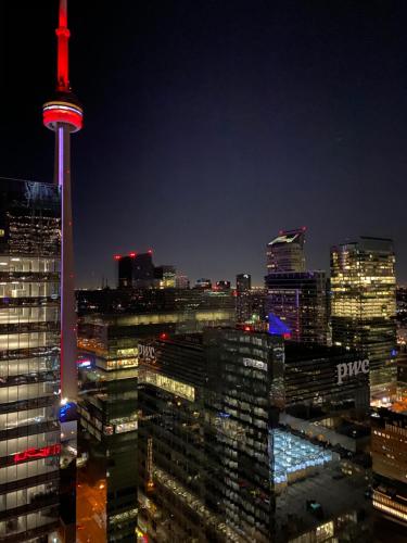 Toronto CN Tower Maple Leaf Square Luxurious 2 Bedroom Condo near สวนสนุกเซ็นเตอวิล