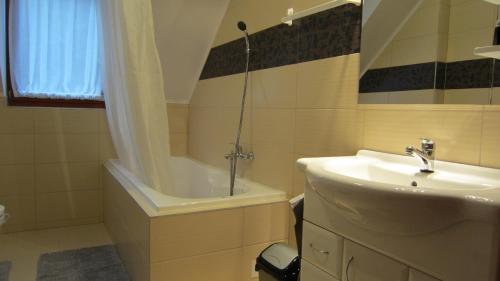 Bathroom, Appartment Kastelo Victoria in Zalacsany