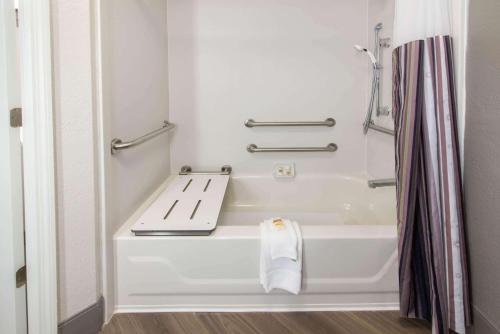 La Quinta by Wyndham Tampa Brandon Regency Park - image 8