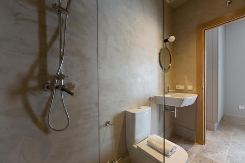 Bathroom, Chacon Apartments & Suites in Estepona