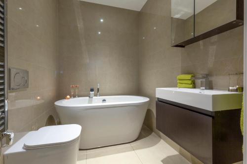 Luxury Central City of London Apartments - image 8
