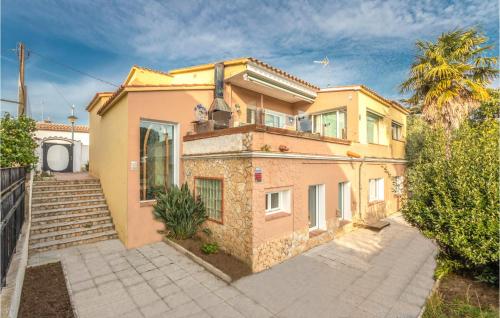 Stunning home in Sant Antoni Calonge w/ WiFi and 5 Bedrooms gîte à louer Platja des Monestri