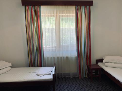 2 twin beds, 1 sofa bed
