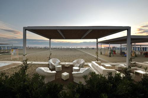 Beach, Palazzo Novecento in Margherita di Savoia