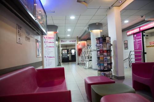 Lobby, Auberge de Jeunesse HI Paris Le d'Artagnan in 20th - Menilmontant