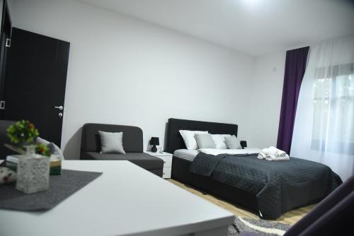 1 king bed, 2 twin beds