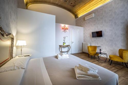Deluxe Double or Twin Room image 10