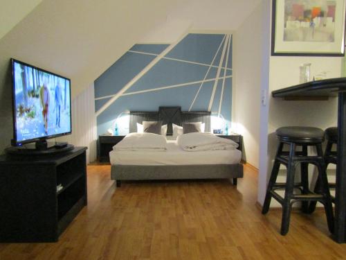 1 queen bed, 1 sofa bed