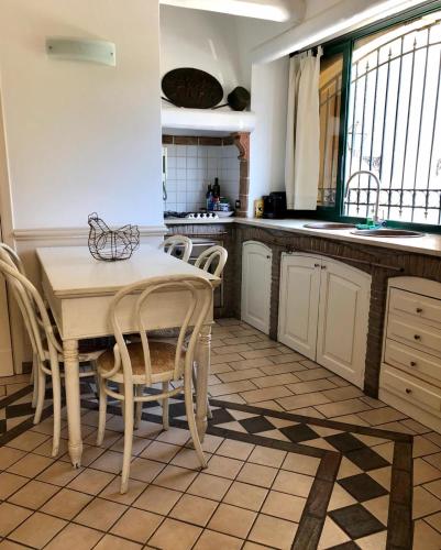  Bouganville sul mare in Aci Trezza