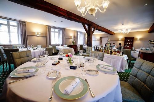 Ресторан, Logis Hotel Restaurant du Moulin in Мальмеді