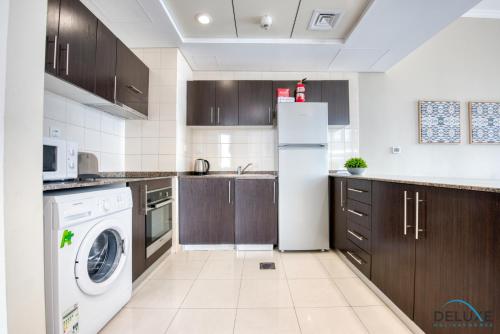 Overlooking Marina Canal 1BR Close to Mall, Promenade & Beach, Bay Central 1, Dubai Marina by Deluxe Holiday Homes, Dubaï (photo 8)