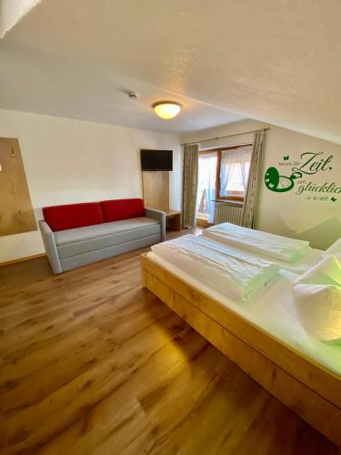 1 queen bed, 1 sofa bed