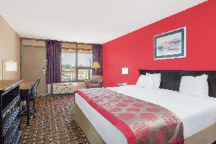 Ramada by Wyndham Edgewood Hotel & Conference Center in Edgewood, USA