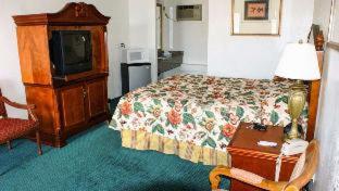 HWY Express Inn and Suites thumb 3