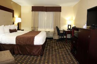 Queen Room with Roll-In Shower - Mobility/Hearing Accessible - Non-Smoking