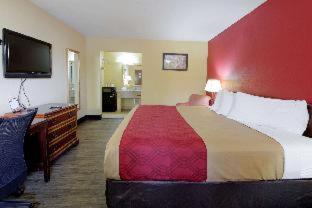 Econo Lodge Town Center Hotel