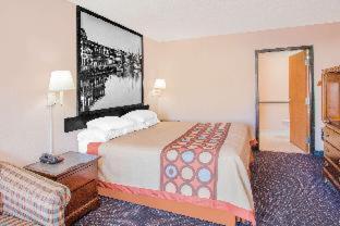 Super 8 by Wyndham Columbia, Columbia (photo 7)