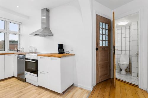кухня, aday - Apartment suite Aalborg Center in Kaerby