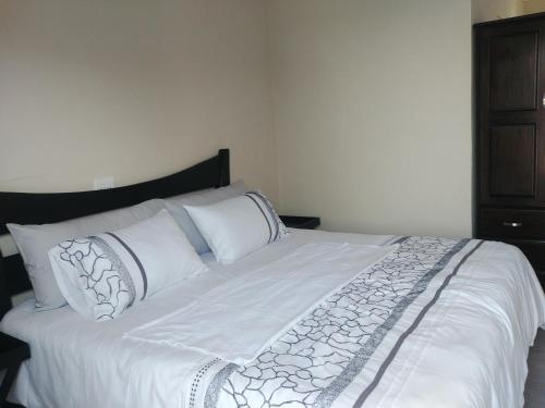 B&B Bloemfontein - Alice@ Lloyd Guesthouse - Bed and Breakfast Bloemfontein