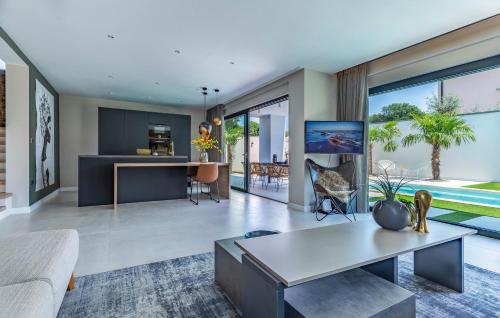 Superb Design Villa Medulin - Accommodation