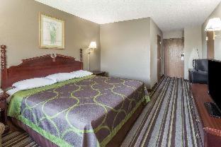 Super 8 by Wyndham Yorkville in Yorkville, USA