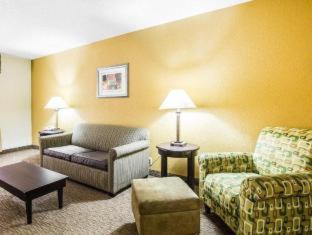 Quality Inn and Suites Airpark East