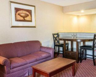 Clarion Inn and Suites Airport Grand Rapids