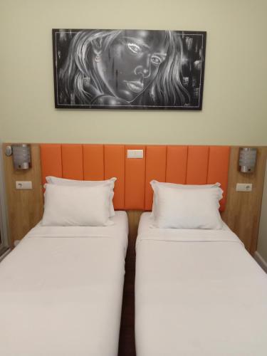 Twin Room image 6