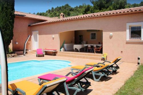 Maison de 2 chambres avec piscine partagee terrasse amenagee et wifi a Cebazan gîte à louer Cébazan