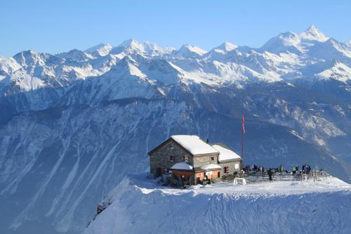 LE NEVADA CRANS-MONTANA vue a vous couper le soufle